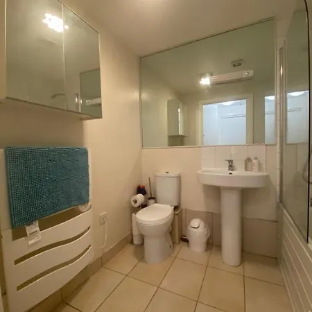Comfy 2 Bed Flat With Free Parking, Close To Tube Londra Esterno foto