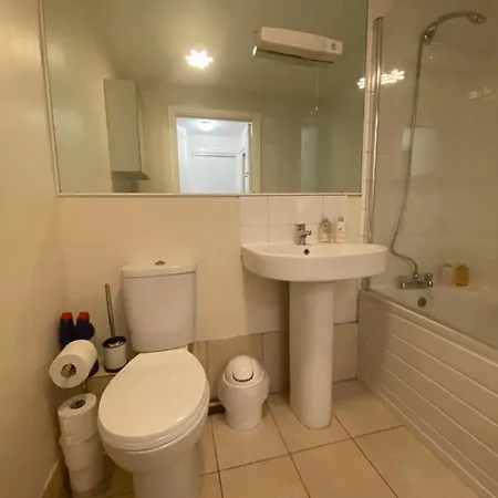 Comfy 2 Bed Flat With Free Parking, Close To Tube Londra Esterno foto