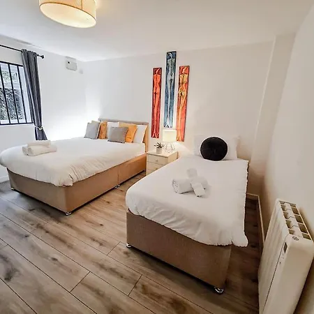Comfy 2 Bed Flat With Free Parking, Close To Tube Londra Esterno foto
