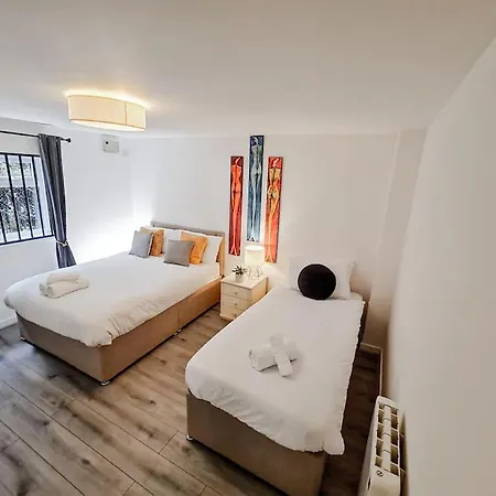 Comfy 2 Bed Flat With Free Parking, Close To Tube Londra Esterno foto