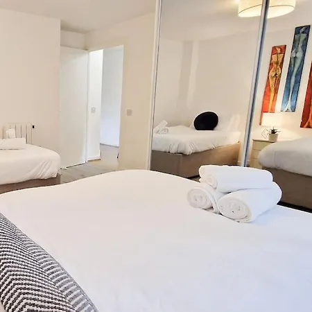 Comfy 2 Bed Flat With Free Parking, Close To Tube Londra Esterno foto