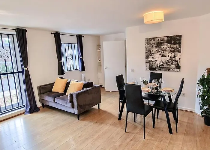 Comfy 2 Bed Flat With Free Parking, Close To Tube