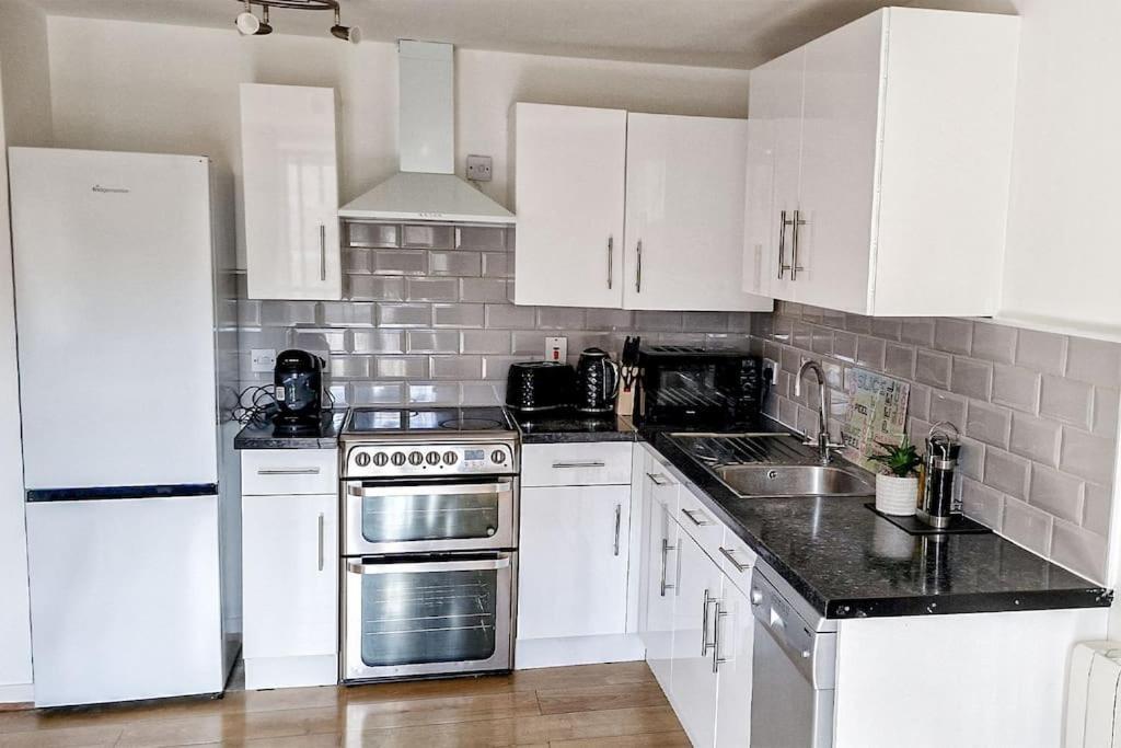 Apartamento Comfy 2 Bed Flat With Free Parking, Close To Tube *