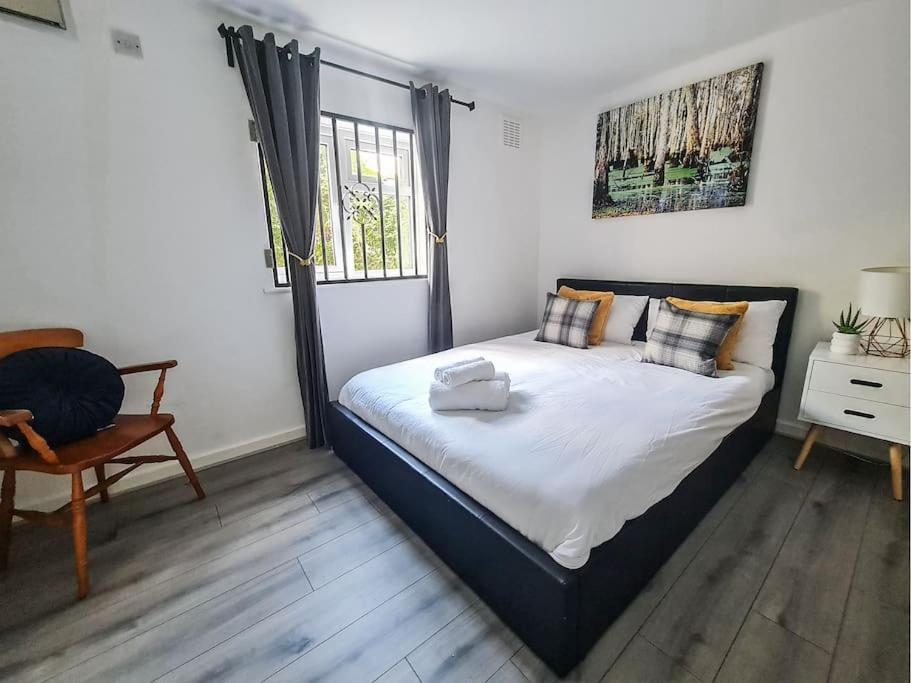 Comfy 2 Bed Flat With Free Parking, Close To Tube * Londres