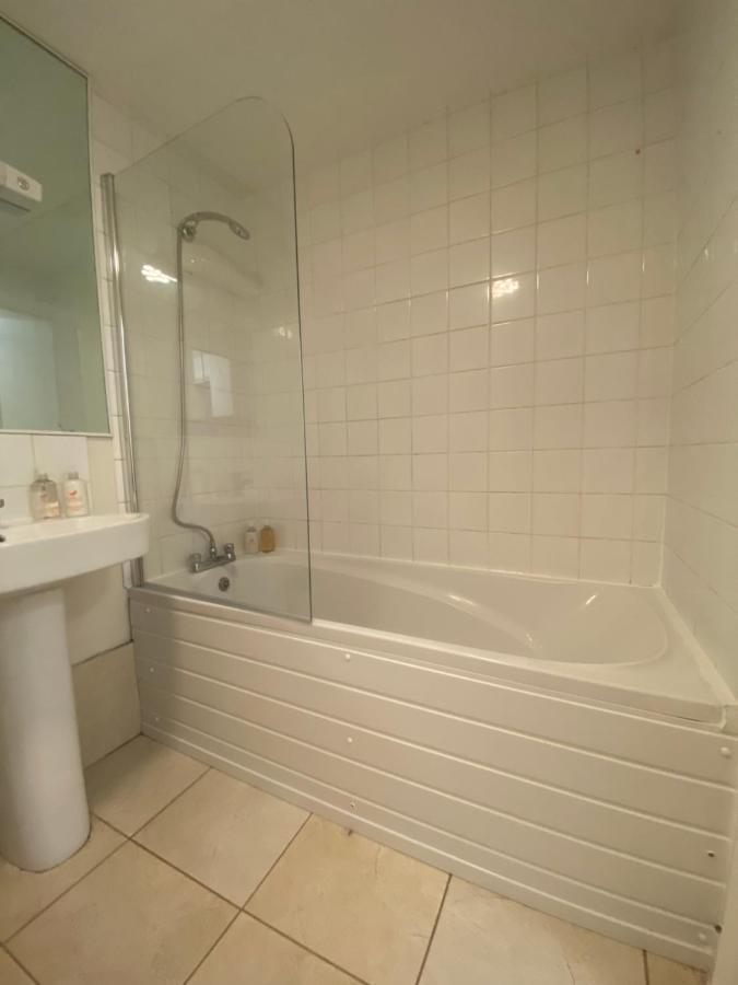 Comfy 2 Bed Flat With Free Parking, Close To Tube Londra