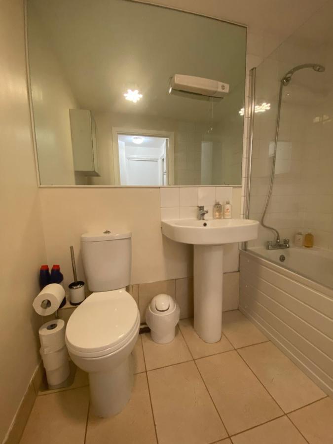 Comfy 2 Bed Flat With Free Parking, Close To Tube Appartamento *