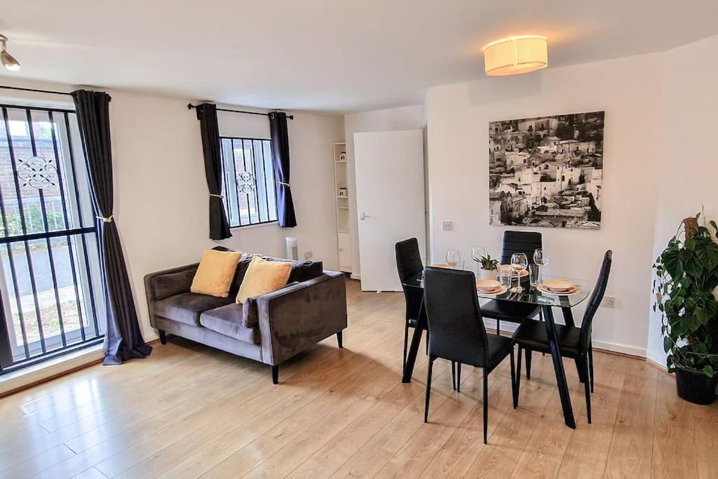 Comfy 2 Bed Flat With Free Parking, Close To Tube * Londra