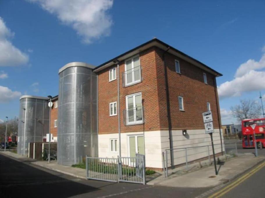 Comfy 2 Bed Flat With Free Parking, Close To Tube * Londra